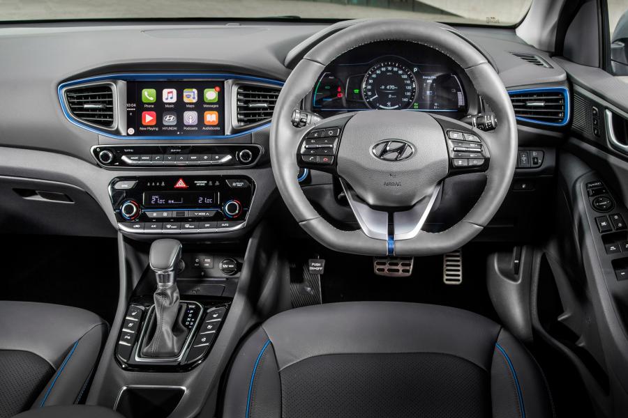 Панель приборов Hyundai IONIQ hybrid 2016 года  (UK) (фото 24 из 32)